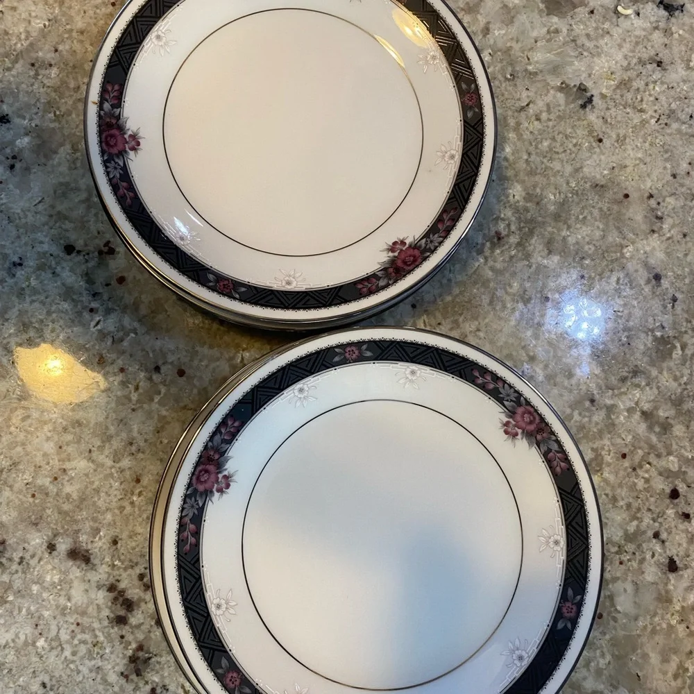 NORITAKE ETIENNE 8 BREAD PLATES6 & 1/2”‎